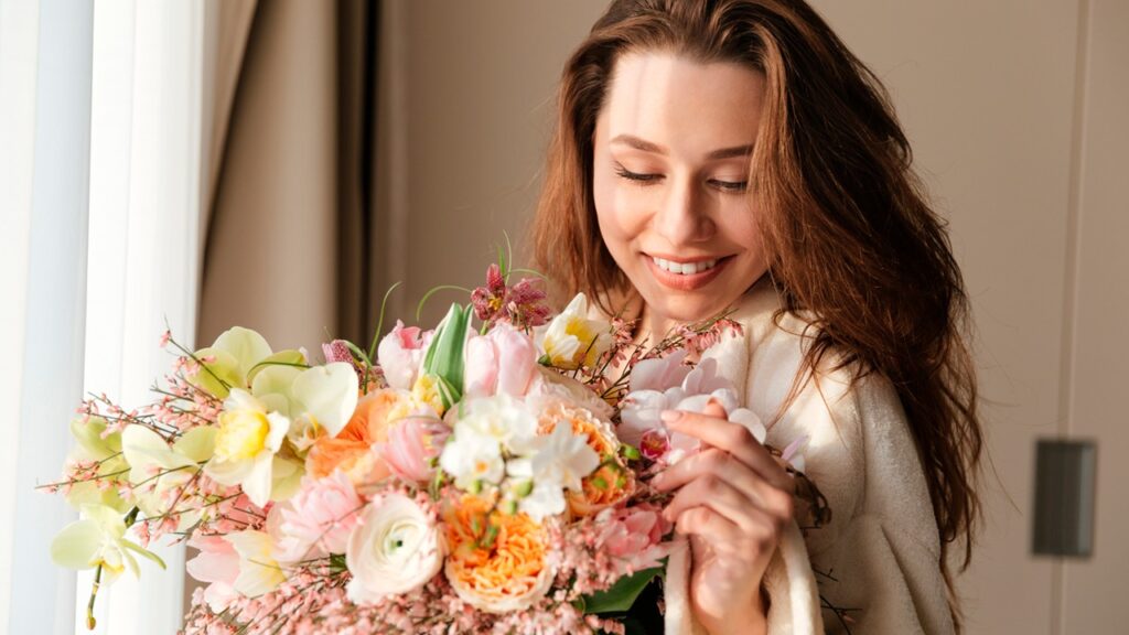 Mujer feliz con ramo de flores